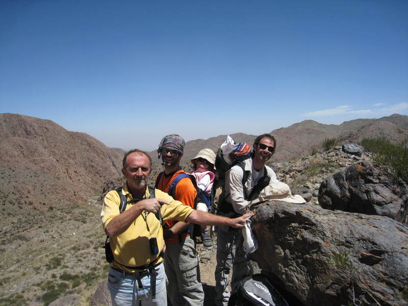 Rolo, Matu, Vera, Guada durmiendo y Gonza en la cabeza de Dinosaurio. Rolo, Matu, Vera, Guanda sleeping and Gonza at Dinosour head