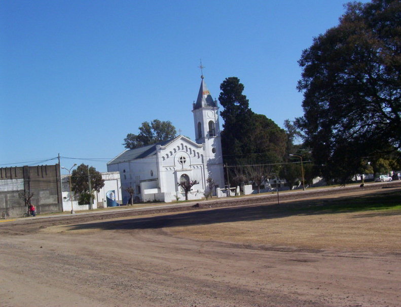 Plaza principal de Providencia - Iglesia. Main square and church in Providencia