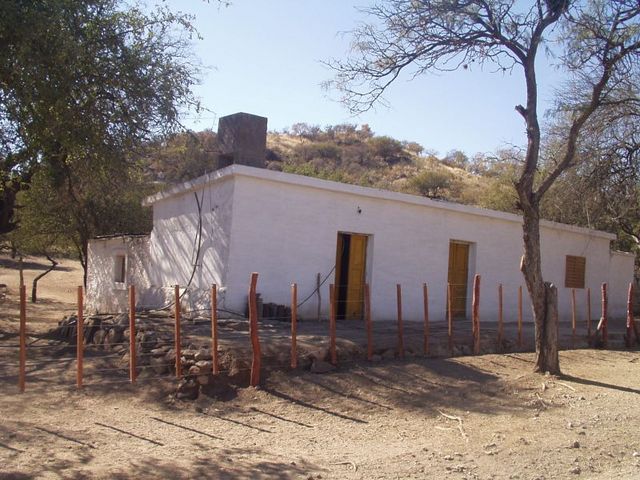 Vivienda del encargado a la entrada del campo