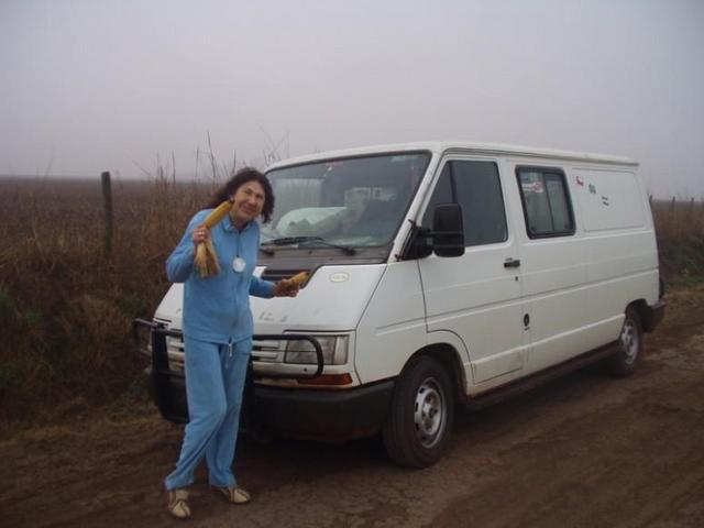 Cris y nuestro "Pegaso" esperando en la ruta