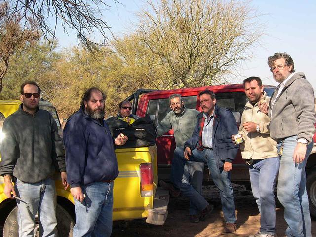 Julián, Carlos, Carlos, Federico, Piercarlo, Pablo y Eduardo recuperando energías