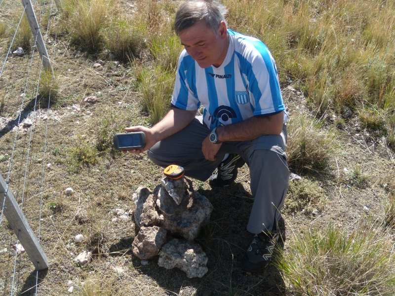 Pampa y la pirca que marca la confluencia - Pampa and the landmark of the confluence