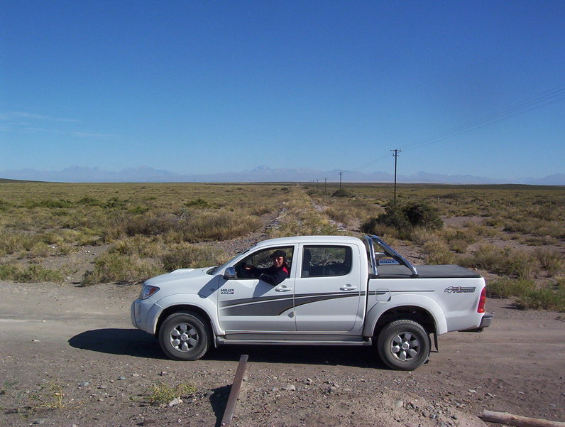 Cruzando el ferrocarril abandonado a 3Km. de la confluencia. Crossing the abandoned railroad at 3 Km. from the confluence