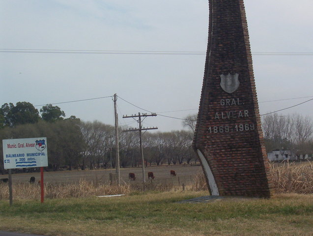 Monolito entrada a Gral. Alvear