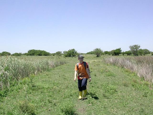 "Moises" abrió el pantano para que lo pasemos - Moisés opened the swamp for crossing it