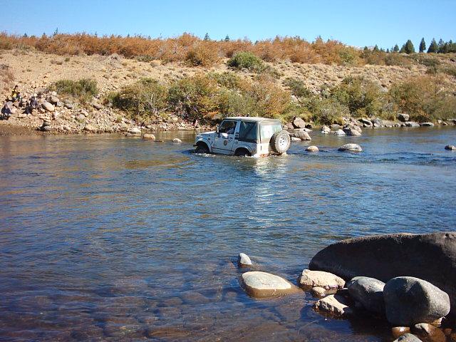 Vadeando el rio Nahueve -  fording the Nahueve river