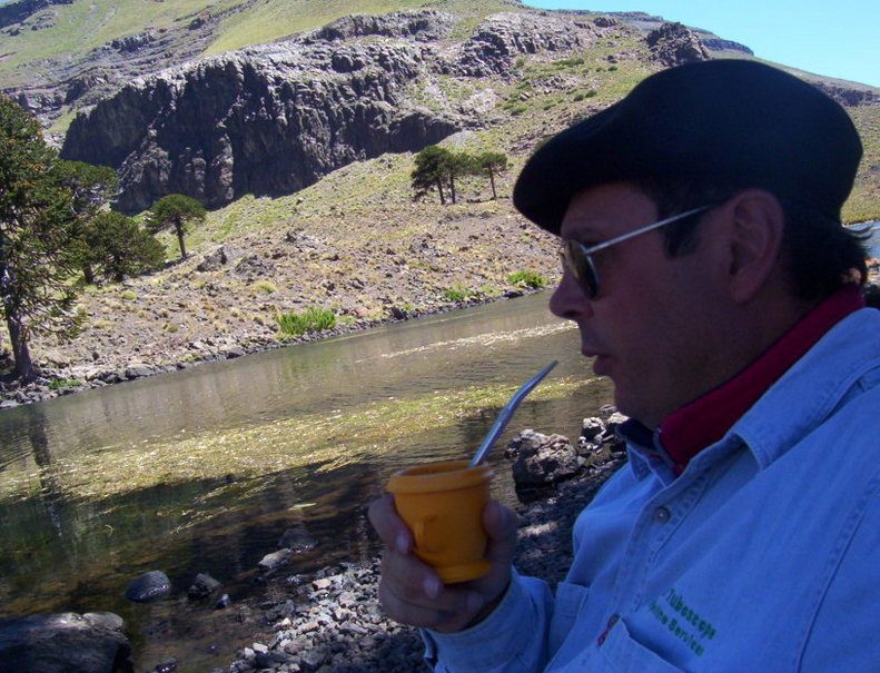 Mateando en Lago Hualcupen. Celebrating at Hualcupen Lake