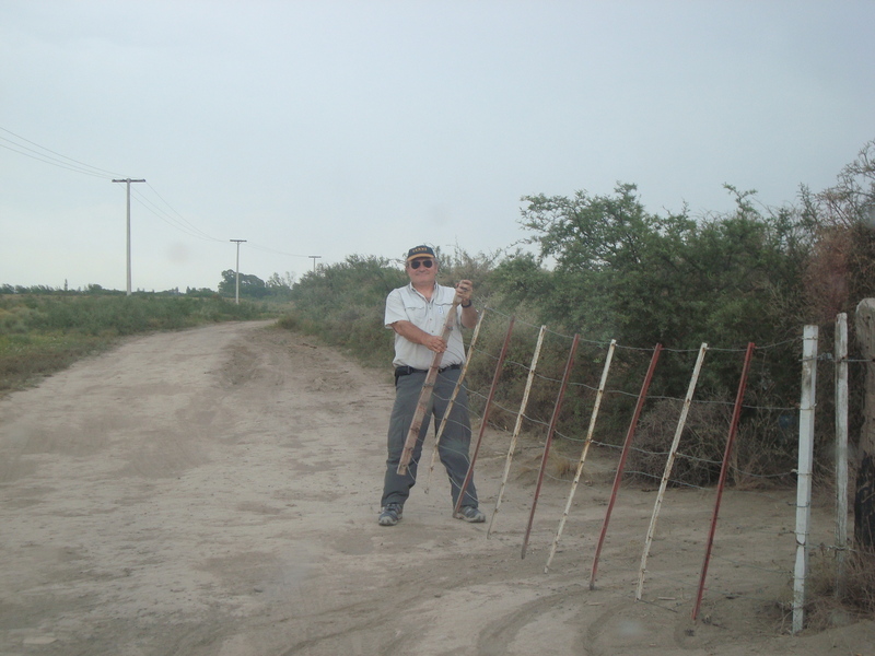 Sergio abriendo tranqueras -Sergio opening gates