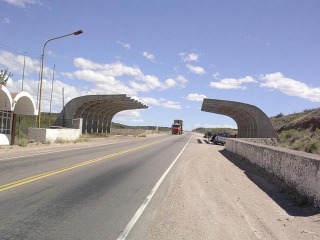 Monumento sobre la R3 y el paralelo 42 - Memorial on thr route 3 and parallel 42