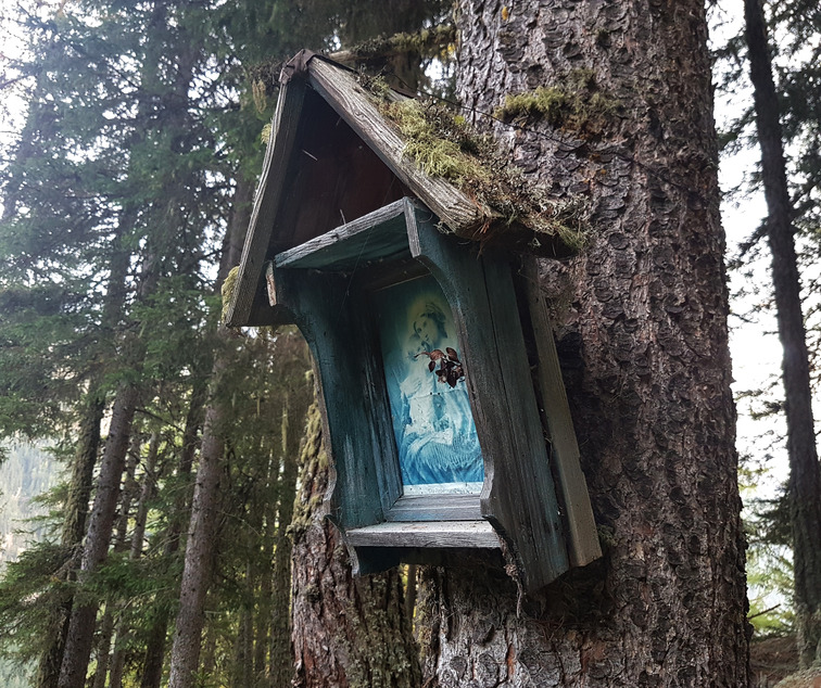 Wayside shrines at the turn-offs