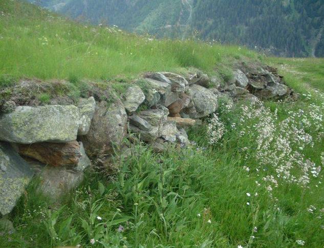 the point is just below this stone wall - der Punkt befindet sich just unterhalb des Steingemäuers