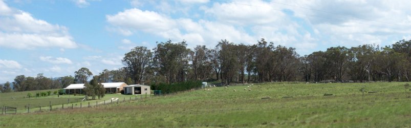 The farmhouse with the confluence at the right of the photo