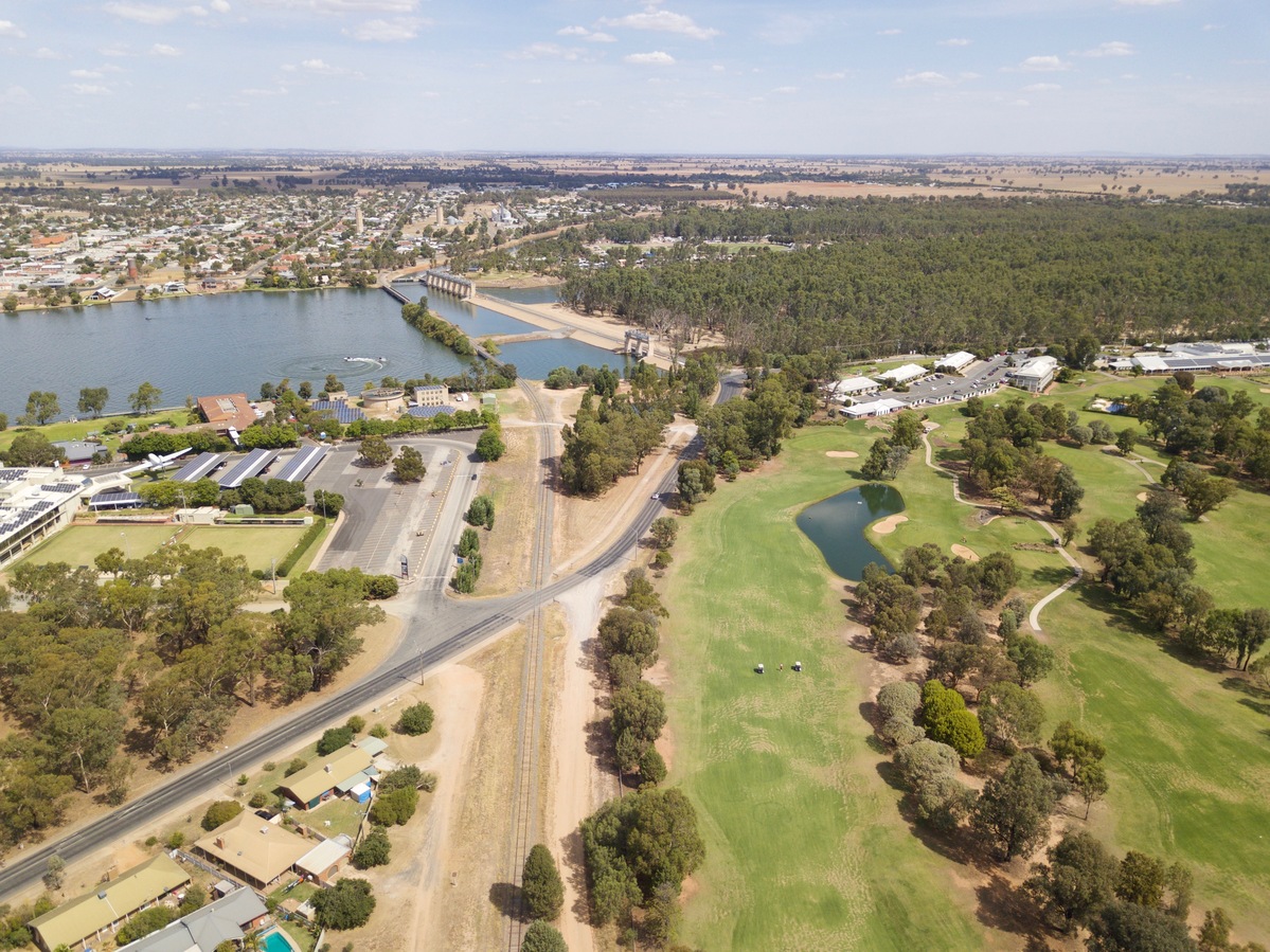 View South (across the Victoria state line to the town of Yarrawonga)