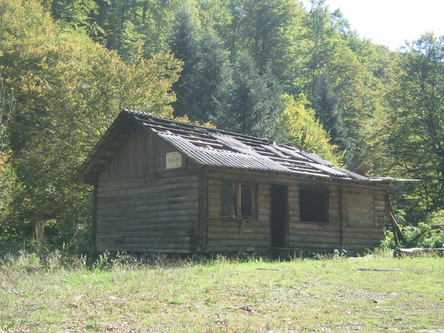 Strange deserted cabin only a few hundred meters from confluence