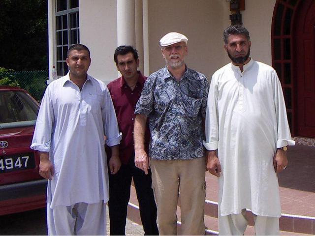 When asking for the permission to pass by their compound this friendly Pakistani community invited me for a tea before I tackled the last 100m.