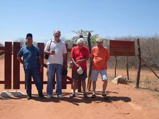 #1: Grupo na cerca Redondas Team at the fence