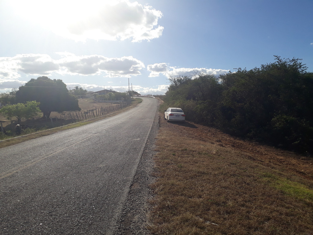 Paramos o carro à beira da rodovia - we stopped the car beside the highway