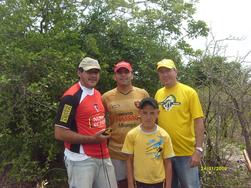 Morador nativo. Team with a local guy