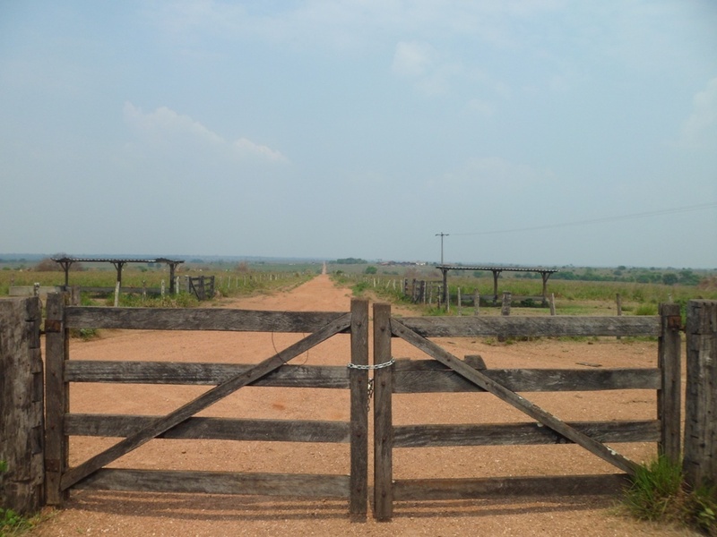 Porteira trancada a cadeado e início da caminhada - locked gate and starting of hike