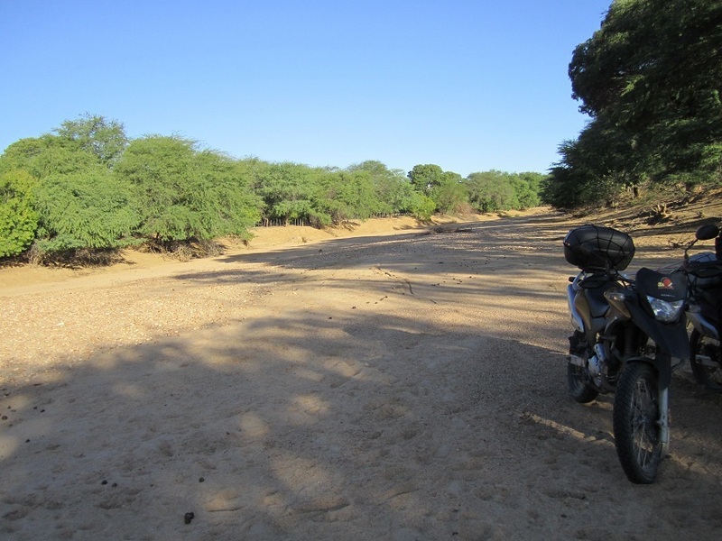 Cruzando leitos secos de rios. Crossing dry river-beds