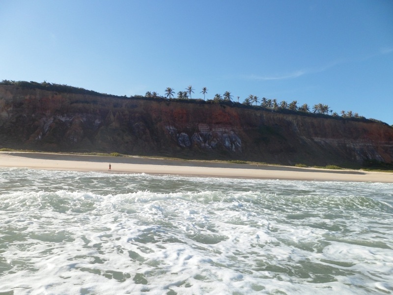 Visão norte e meu filho me aguardando na praia. Ao fundo, o precipício que frustrou nossa primeira tentativa. - North view and my son waiting for me at the beach. At the background, the precipice that frustrated our first try.