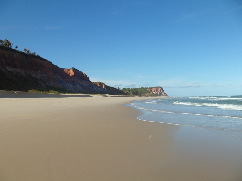 Bela paisagem, e completamente deserta. No centro da foto, o nosso acesso à praia, pelos coqueiros. - Beautiful landscape, and completely isolated. At the center of the photo, our access to the beach, by the coconut trees.