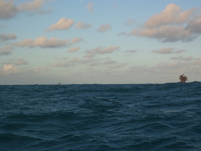 Visão norte, mais plataformas de petróleo - north view, more oil platforms