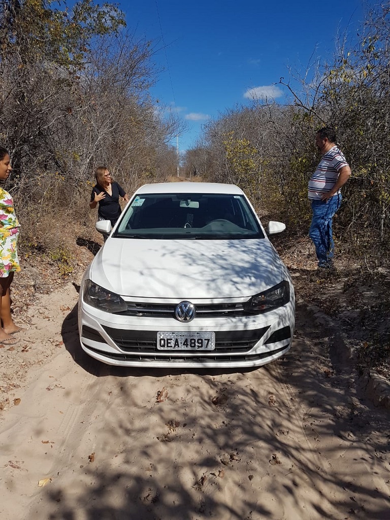 Carro atolado na areia - car bogged in the sand