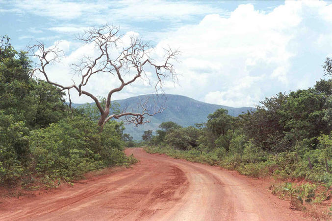 Road across Vão do Paranã