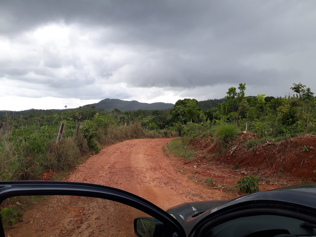 Confluência 5 quilômetros adiante e as nuvens de chuva - confluence 5 kilometers ahead and the rain clouds