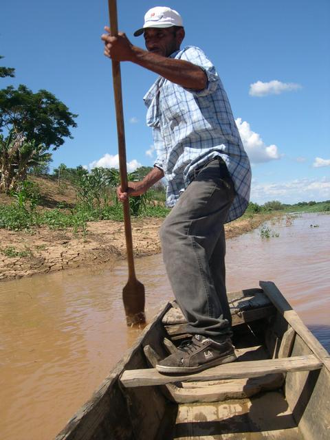 Seu Raimundo rowing the canoe