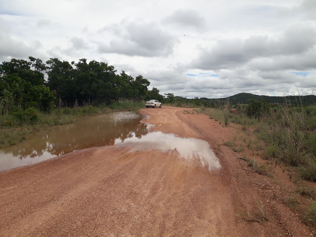 Parei o carro no início da estrada de terra - I stopped the car at the beginning of dirt road