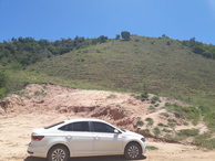 #8: Árvore no alto do morro vista a partir do carro (a confluência está na área mais fechada à esquerda) - view to the tree at the top of the mountain from the car (the confluence lies at the denser area at left)