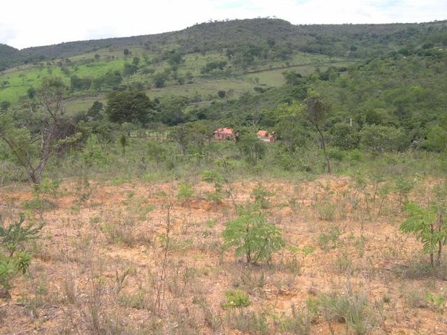 The houses near confluence and in the back the road to Morro vermelho