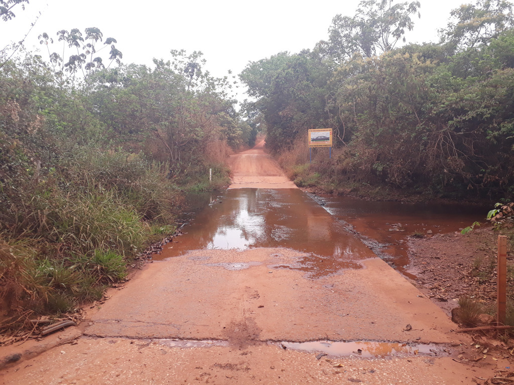 Passagem molhada, km 28,5 do trecho em estrada de terra - wet passage, km 28.5 of dirt road leg