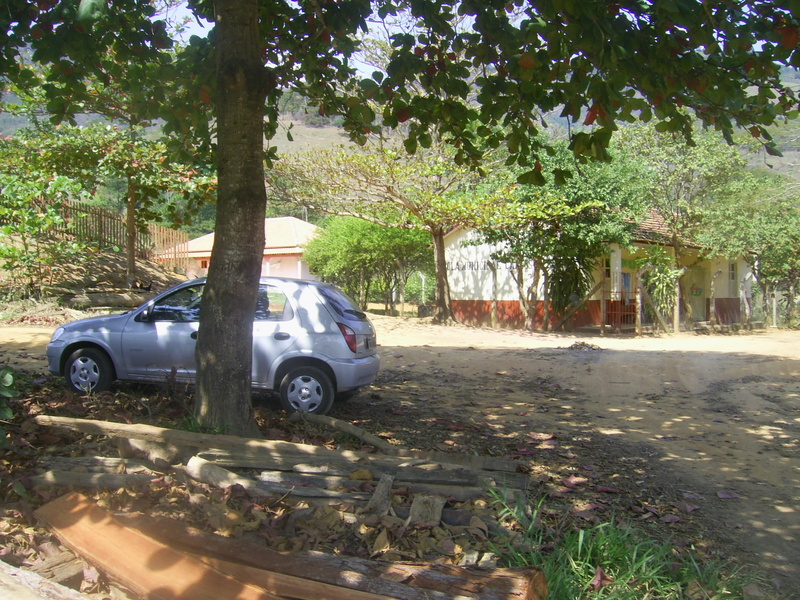 Carro a 222 metros da confluência, em frente a uma escola - car 222 meters close to the confluence, in front of a school