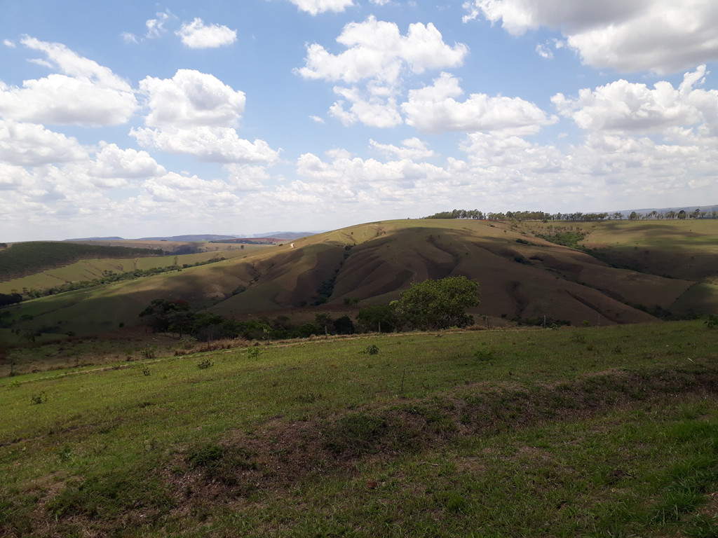 Confluência 2.650 metros adiante e, em frente, o primeiro fundo de vale - confluence 2,650 meters ahead and, at foreground, the first bottom valley