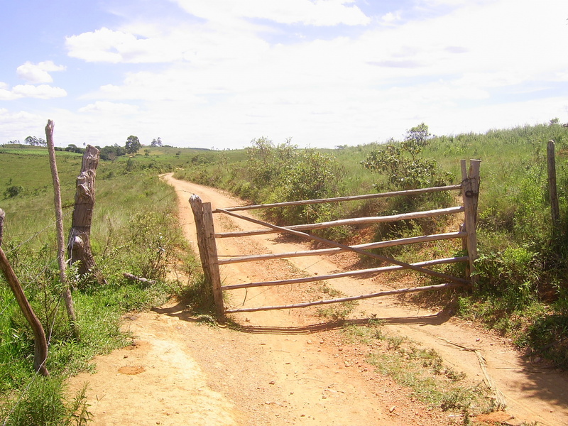 Porteira no caminho - gate in the path