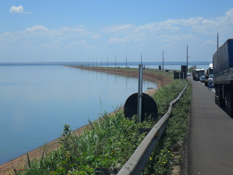 Travessia do rio Paraná: uma ponte de 2.550 metros e um aterro de 9 quilômetros - crossing Paraná river: bridge with 2,550 meters and enbankment with 9 kilometers