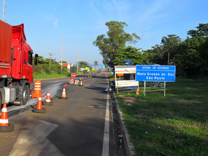 Rio Paraná, divisa interestadual e a ponte interditada - Paraná river, interstate border and interrupted bridge