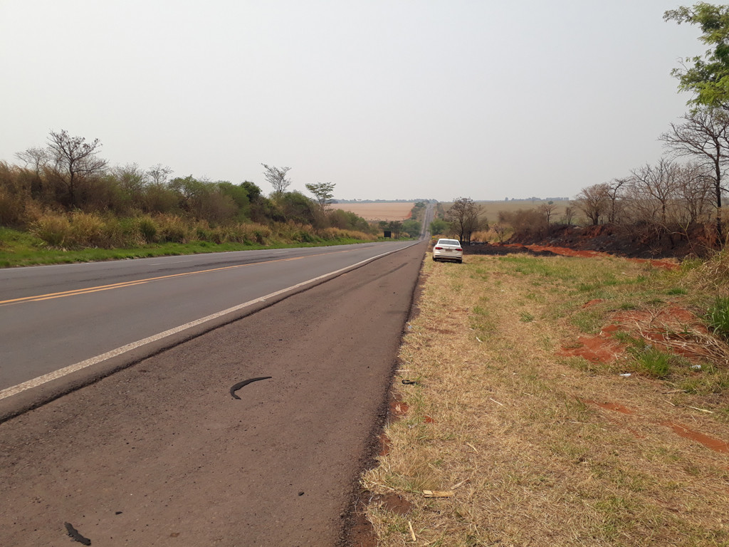 Paramos o carro no acostamento da rodovia – we stopped the car at the shoulder of the highway