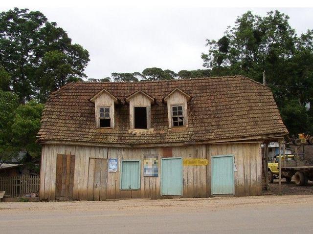 The old house as a milestone.