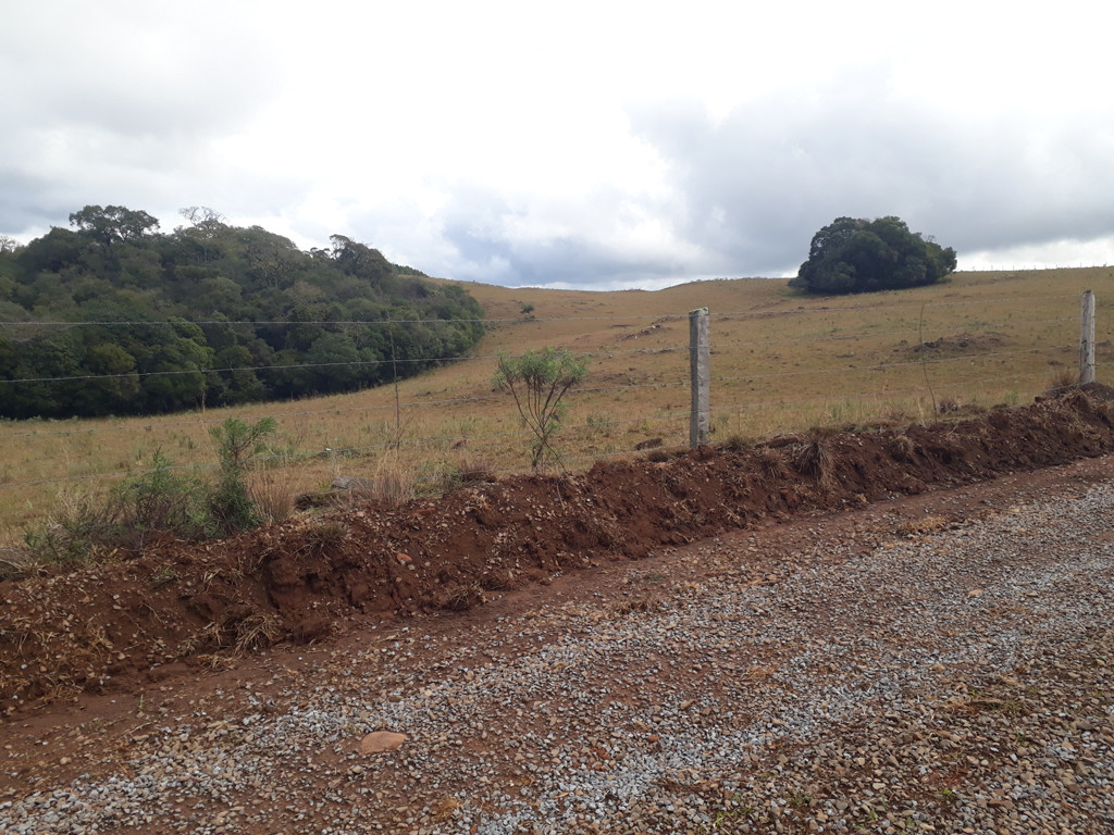 A estrada de terra passa a 460 metros do ponto exato - the dirt road passes 460 meters to the exact point