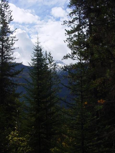 Montañas nevadas del otro lado del valle. / Snow topped mountains on the other side of the valley.