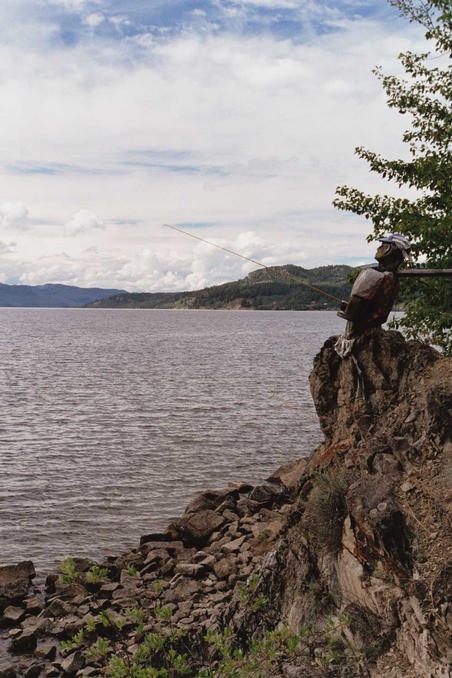 Wooden 'fisherman' watching for confluence hunters