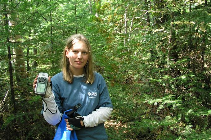 Mélanie Bergeron avec un GPS dans la main à 77 mètres de la confluence. / Mélanie Bergeron with GPS in her hands at 77 meters of the confluence