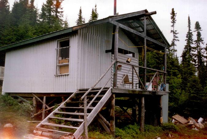 Un camp de chasse typique du secteur - A typical hunting camp in this area