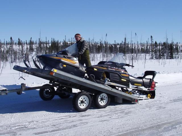 Unloading snowmobiles on the road to Wemindji - Débarquement des motoneiges sur la route de Wemindji