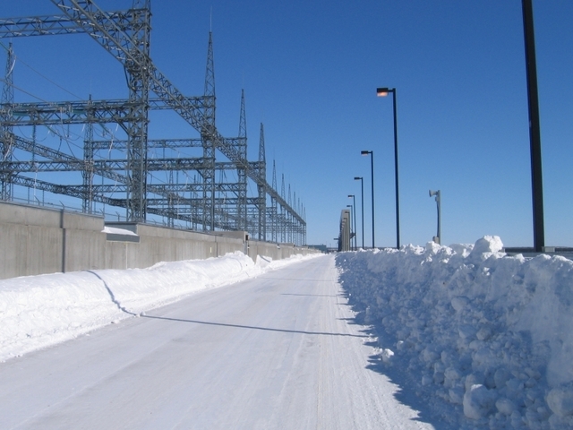 Road on top of power station / Chemin sur le toit de la centrale