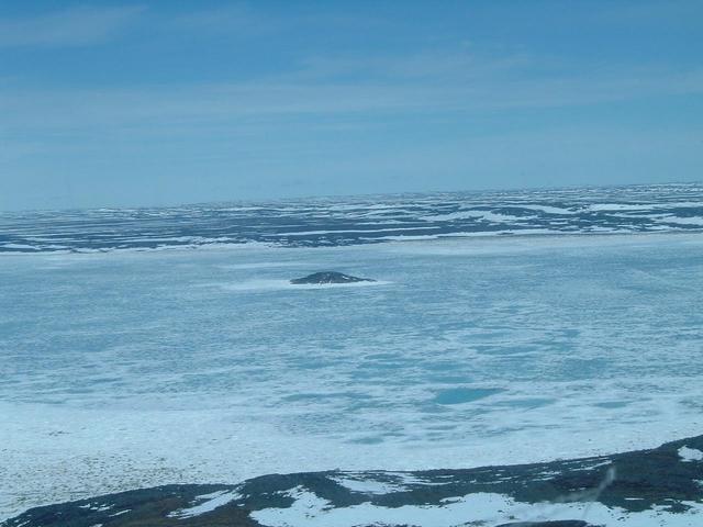 L’île sans nom en face du village de Kangirsuk.